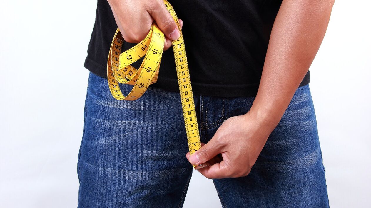 muškarac koji mjeri penis prije povećanja